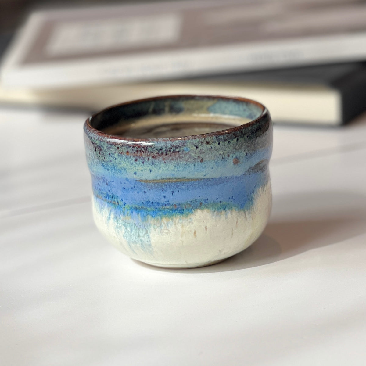 Ręcznie toczona czarka z kamionki do kawy i herbaty | Magia Gliny