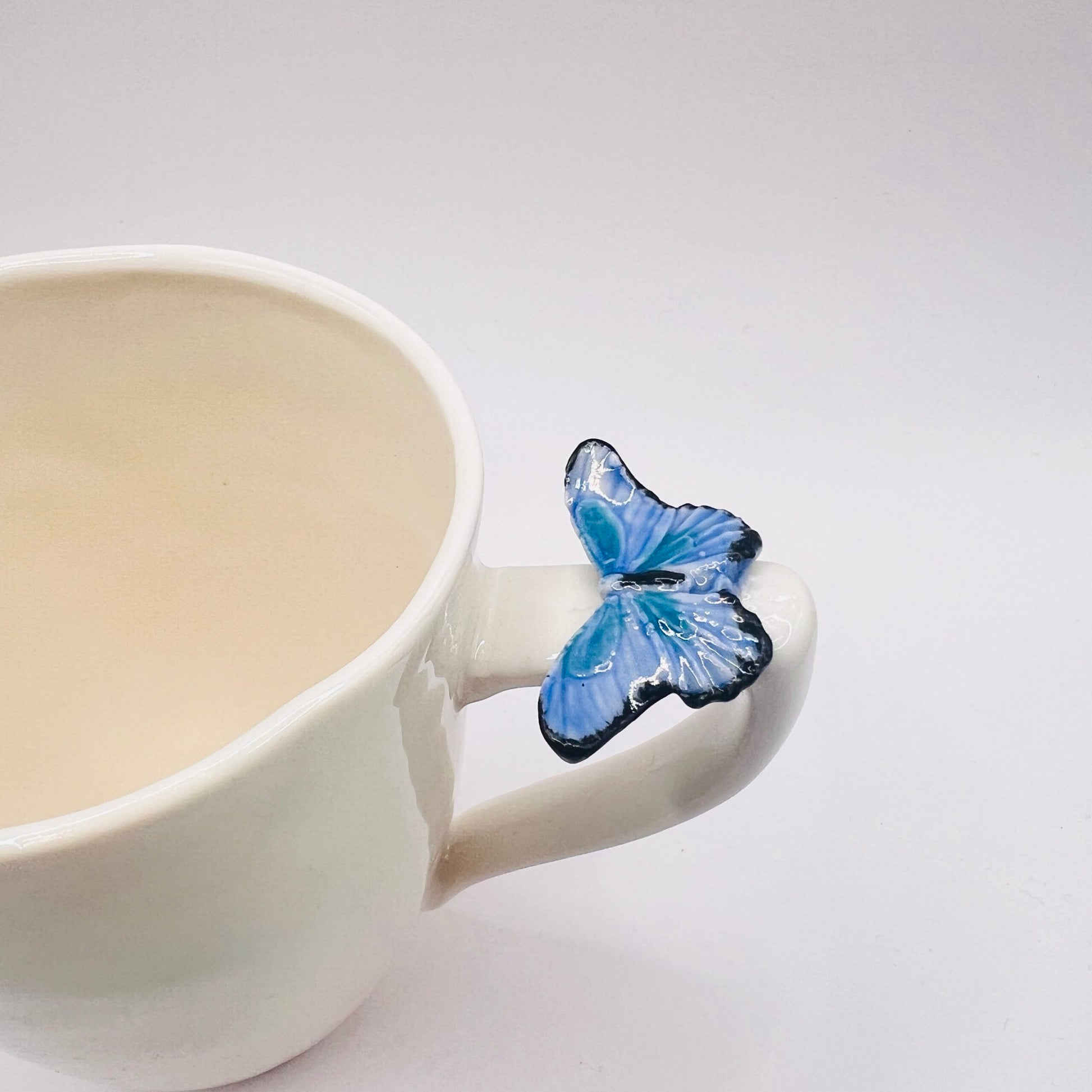 kubek z motylem porcelana ,ucho